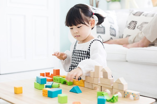 포토 JPG 스튜디오촬영 라이프스타일 여자 딸 어린이 모션 놀이 탁자 실내 한명 사람 앉기 동양인 소녀 상반신 앞모습 소파 귀여움 블록 한국인 가족라이프 천진난만 소녀한명만 딸바보 국내포토 1 뷰포인트 가구 컨셉 의자 가족 인종 내부 생활 여자한명만 소녀만 파일형식