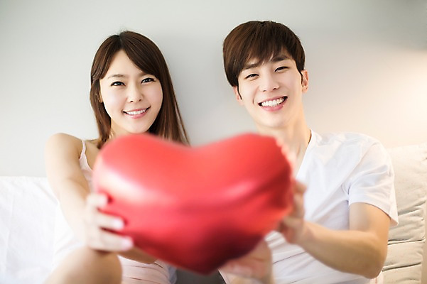 포토 JPG 라이프스타일 부부 커플 여자 남자 커플라이프 신혼부부 모션 휴식 실내 미소 들기 사람 앉기 동양인 상반신 20대 성인 두명 앞모습 다정 침실 한국인 하트 침대 편안함 청년만 성인만 국내포토 모양 뷰포인트 가구 컨셉 관계 표정 인종 청년 내부 생활 감각 신혼 파일형식