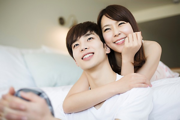 포토 JPG 라이프스타일 부부 커플 응시 여자 남자 엎드리기 커플라이프 신혼부부 모션 휴식 실내 미소 사람 앉기 동양인 상반신 20대 성인 두명 앞모습 턱괴기 다정 침실 한국인 침대 편안함 청년만 성인만 국내포토 시선 뷰포인트 가구 컨셉 관계 표정 인종 청년 내부 생활 감각 신혼 파일형식