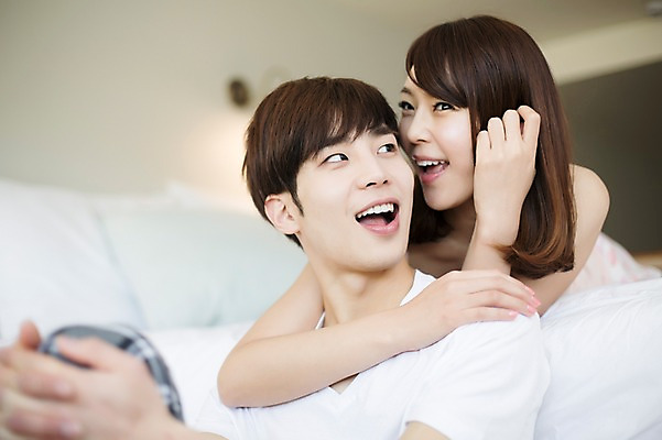 포토 JPG 라이프스타일 부부 커플 여자 남자 엎드리기 커플라이프 장난 신혼부부 모션 휴식 실내 미소 사람 앉기 동양인 상반신 20대 성인 두명 앞모습 다정 침실 한국인 침대 편안함 청년만 성인만 국내포토 뷰포인트 가구 컨셉 관계 표정 인종 청년 내부 생활 감각 신혼 파일형식