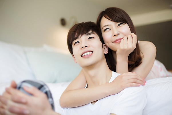 포토 JPG 라이프스타일 부부 커플 응시 여자 남자 엎드리기 커플라이프 신혼부부 모션 휴식 실내 미소 사람 앉기 동양인 상반신 20대 성인 두명 앞모습 턱괴기 다정 침실 한국인 침대 편안함 청년만 성인만 국내포토 시선 뷰포인트 가구 컨셉 관계 표정 인종 청년 내부 생활 감각 신혼 파일형식