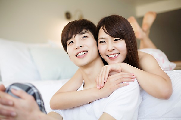 포토 JPG 전신 라이프스타일 부부 커플 여자 남자 커플라이프 장난 신혼부부 모션 휴식 실내 미소 사람 앉기 동양인 손짓 상반신 20대 성인 두명 앞모습 다정 침실 한국인 침대 편안함 청년만 성인만 국내포토 뷰포인트 가구 컨셉 관계 표정 인종 청년 내부 생활 감각 신혼 파일형식