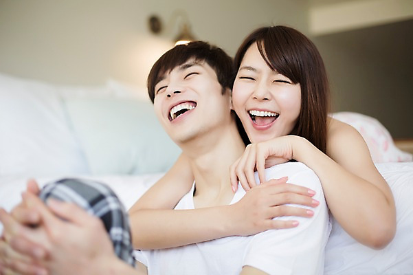 포토 JPG 라이프스타일 부부 커플 여자 남자 엎드리기 커플라이프 장난 신혼부부 모션 휴식 실내 미소 사람 앉기 동양인 손짓 상반신 20대 성인 두명 앞모습 다정 침실 한국인 침대 편안함 청년만 성인만 국내포토 뷰포인트 가구 컨셉 관계 표정 인종 청년 내부 생활 감각 신혼 파일형식