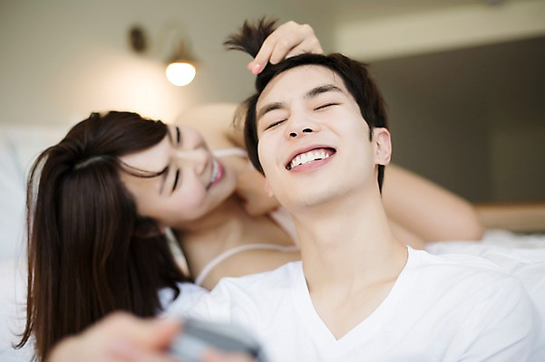 포토 JPG 라이프스타일 부부 커플 여자 남자 엎드리기 커플라이프 장난 신혼부부 모션 휴식 실내 미소 사람 앉기 동양인 상반신 20대 성인 두명 앞모습 눕기 눈감음 다정 침실 한국인 편안함 청년만 성인만 국내포토 뷰포인트 컨셉 관계 표정 인종 청년 내부 생활 감각 신혼 파일형식