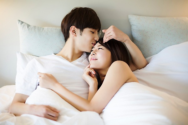 포토 JPG 라이프스타일 부부 커플 여자 남자 커플라이프 신혼부부 베개 모션 휴식 키스 실내 미소 사람 동양인 상반신 20대 성인 두명 앞모습 옆모습 눕기 기댐 다정 침실 이불 한국인 침대 편안함 청년만 성인만 국내포토 뷰포인트 가구 컨셉 관계 침구 표정 인종 청년 내부 생활 감각 애정표현 신혼 파일형식