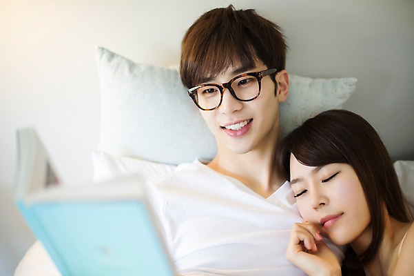 포토 JPG 라이프스타일 부부 커플 여자 남자 커플라이프 신혼부부 베개 모션 휴식 실내 미소 들기 사람 동양인 상반신 20대 성인 두명 앞모습 책 눕기 독서 눈감음 기댐 다정 침실 이불 한국인 침대 잠 편안함 읽기 청년만 성인만 안경낌 국내포토 안경 뷰포인트 가구 컨셉 관계 침구 표정 인종 청년 내부 생활 감각 신혼 파일형식