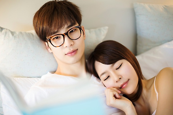 포토 JPG 라이프스타일 부부 커플 여자 남자 커플라이프 신혼부부 베개 모션 휴식 실내 들기 사람 동양인 상반신 20대 성인 두명 앞모습 책 눕기 독서 눈감음 기댐 다정 침실 한국인 침대 잠 편안함 읽기 청년만 성인만 안경낌 국내포토 안경 뷰포인트 가구 컨셉 관계 침구 인종 청년 내부 생활 감각 신혼 파일형식