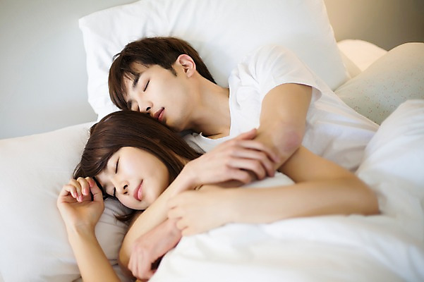 포토 JPG 라이프스타일 부부 커플 여자 남자 커플라이프 신혼부부 베개 모션 휴식 실내 사람 동양인 상반신 20대 성인 두명 옆모습 눕기 눈감음 다정 침실 이불 한국인 침대 잠 편안함 팔베개 청년만 성인만 국내포토 뷰포인트 가구 컨셉 관계 침구 인종 청년 내부 생활 감각 신혼 파일형식