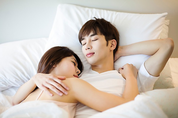 포토 JPG 라이프스타일 부부 커플 여자 남자 엎드리기 커플라이프 신혼부부 베개 모션 휴식 실내 사람 동양인 상반신 20대 성인 두명 앞모습 뒷모습 눕기 눈감음 다정 침실 이불 한국인 침대 잠 편안함 팔베개 청년만 성인만 국내포토 뷰포인트 가구 컨셉 관계 침구 인종 청년 내부 생활 감각 신혼 파일형식