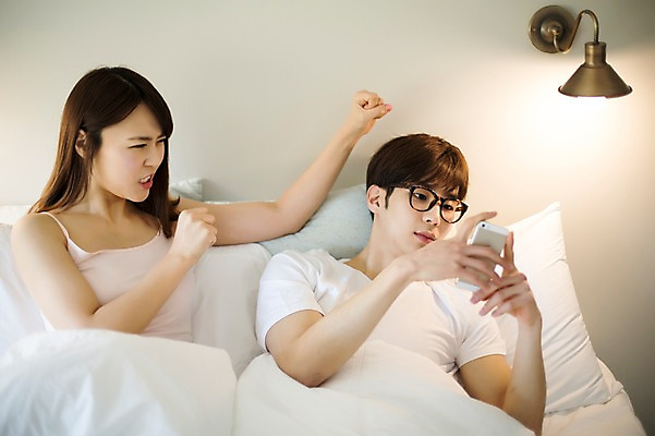 포토 JPG 라이프스타일 부부 커플 여자 남자 커플라이프 신혼부부 모션 휴식 전등 실내 들기 사람 앉기 동양인 손짓 상반신 20대 성인 두명 앞모습 스마트폰 다정 주먹 침실 이불 한국인 분노 침대 찡그림 편안함 딴짓 청년만 성인만 안경낌 국내포토 감정 안경 뷰포인트 가구 컨셉 관계 침구 조명 표정 인종 청년 내부 생활 핸드폰 스마트기기 감각 신혼 파일형식