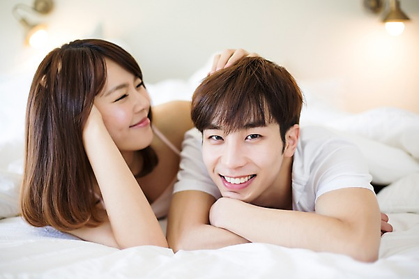포토 JPG 라이프스타일 부부 커플 여자 남자 엎드리기 커플라이프 장난 신혼부부 모션 휴식 실내 미소 사람 동양인 손짓 상반신 20대 성인 두명 앞모습 다정 침실 이불 한국인 침대 편안함 청년만 성인만 국내포토 뷰포인트 가구 컨셉 관계 침구 표정 인종 청년 내부 생활 감각 신혼 파일형식