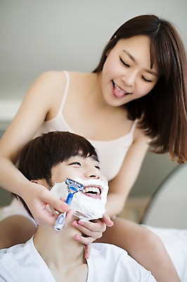 포토 JPG 라이프스타일 부부 커플 여자 남자 행복 여유 커플라이프 신혼부부 모션 함께함 실내 미소 들기 사람 앉기 동양인 상반신 20대 성인 두명 앞모습 다정 한국인 면도 면도기 면도크림 천진난만 청년만 성인만 국내포토 감정 뷰포인트 컨셉 관계 표정 인종 청년 내부 생활 위생용품 신혼 파일형식