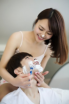 포토 JPG 라이프스타일 부부 커플 여자 남자 행복 여유 커플라이프 신혼부부 모션 함께함 실내 미소 들기 사람 앉기 동양인 상반신 20대 성인 두명 앞모습 다정 한국인 면도 면도기 면도크림 천진난만 청년만 성인만 국내포토 감정 뷰포인트 컨셉 관계 표정 인종 청년 내부 생활 위생용품 신혼 파일형식