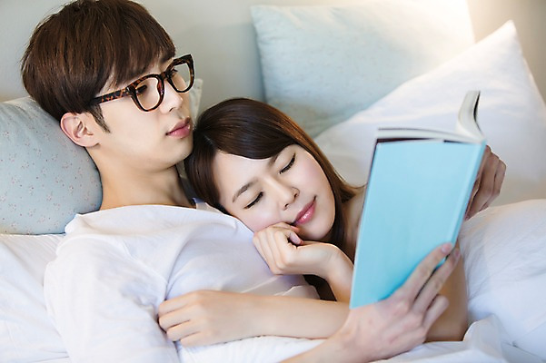 포토 JPG 라이프스타일 부부 커플 여자 남자 커플라이프 신혼부부 베개 모션 휴식 실내 들기 사람 동양인 손짓 상반신 20대 성인 두명 앞모습 책 눕기 독서 기댐 다정 침실 한국인 침대 잠 편안함 읽기 청년만 성인만 안경낌 국내포토 안경 뷰포인트 가구 컨셉 관계 침구 인종 청년 내부 생활 감각 신혼 파일형식