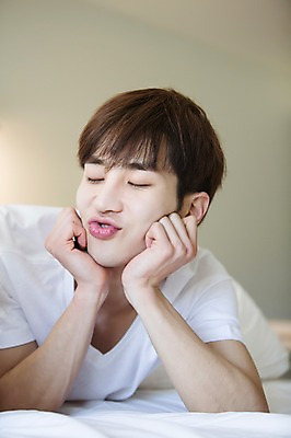 포토 JPG 라이프스타일 남자 엎드리기 맨라이프 장난 모션 휴식 실내 한명 미소 사람 동양인 손짓 상반신 20대 성인 앞모습 눈감음 턱괴기 침실 한국인 침대 입내밀기 청년만 청년남자만 청년남자한명만 성인남자한명만 국내포토 1 뷰포인트 가구 컨셉 표정 인종 청년 내부 생활 남자만 남자한명만 성인남자만 성인만 파일형식