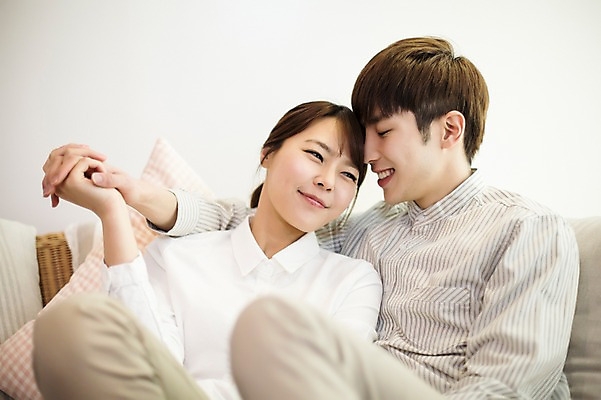 포토 JPG 라이프스타일 부부 커플 여자 남자 행복 여유 커플라이프 거실 장난 신혼부부 모션 함께함 실내 대화 사랑 미소 사람 앉기 동양인 상반신 20대 성인 두명 앞모습 소파 손잡기 다정 한국인 청년만 성인만 국내포토 감정 뷰포인트 컨셉 의자 관계 표정 말하기 인종 청년 내부 생활 신혼 파일형식