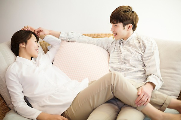 포토 JPG 라이프스타일 부부 커플 여자 남자 행복 여유 커플라이프 거실 장난 신혼부부 모션 함께함 실내 대화 사랑 미소 사람 앉기 동양인 손짓 상반신 20대 성인 두명 앞모습 옆모습 소파 다정 한국인 청년만 성인만 국내포토 감정 뷰포인트 컨셉 의자 관계 표정 말하기 인종 청년 내부 생활 신혼 파일형식