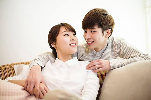 포토 JPG 라이프스타일 부부 커플 여자 남자 행복 여유 커플라이프 거실 장난 신혼부부 안기 모션 함께함 실내 사랑 미소 사람 앉기 동양인 손짓 상반신 20대 성인 두명 앞모습 소파 마주보기 손잡기 다정 한국인 청년만 성인만 국내포토 감정 뷰포인트 컨셉 의자 관계 표정 인종 청년 내부 생활 신혼 파일형식