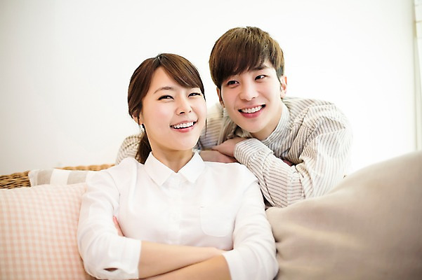 포토 JPG 라이프스타일 부부 커플 여자 남자 행복 여유 커플라이프 거실 신혼부부 모션 함께함 실내 사랑 미소 사람 앉기 동양인 손짓 상반신 20대 성인 두명 앞모습 소파 팔짱 다정 한국인 청년만 성인만 국내포토 감정 뷰포인트 컨셉 의자 관계 표정 인종 청년 내부 생활 신혼 파일형식