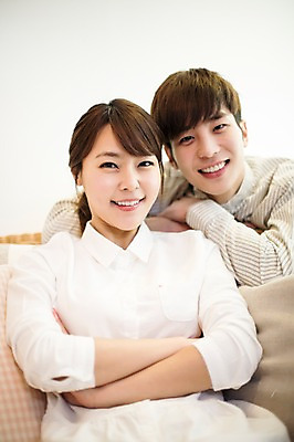 포토 JPG 라이프스타일 부부 커플 여자 남자 행복 여유 커플라이프 거실 장난 신혼부부 모션 휴식 함께함 실내 사랑 미소 사람 앉기 동양인 상반신 20대 성인 두명 앞모습 소파 팔짱 다정 한국인 청년만 성인만 국내포토 감정 뷰포인트 컨셉 의자 관계 표정 인종 청년 내부 생활 신혼 파일형식