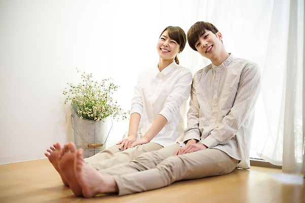 포토 JPG 전신 라이프스타일 부부 커플 여자 남자 꽃 행복 화분 여유 커플라이프 거실 신혼부부 모션 휴식 함께함 실내 사랑 미소 사람 앉기 동양인 20대 성인 두명 앞모습 다정 한국인 창가 청년만 성인만 국내포토 식물 감정 뷰포인트 컨셉 창문 관계 표정 인종 청년 내부 생활 신혼 파일형식