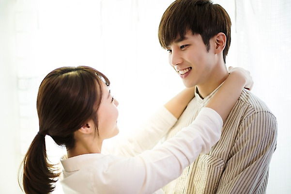 포토 JPG 라이프스타일 부부 커플 여자 남자 행복 여유 커플라이프 신혼부부 모션 함께함 실내 사랑 서기 미소 사람 동양인 상반신 20대 성인 두명 옆모습 손들기 마주보기 다정 한국인 창가 청년만 성인만 국내포토 감정 뷰포인트 컨셉 창문 관계 표정 인종 청년 내부 생활 신혼 파일형식