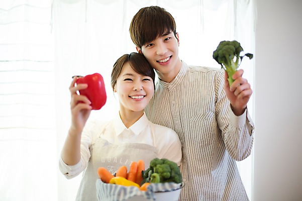 포토 JPG 라이프스타일 부부 커플 여자 남자 행복 여유 커플라이프 거실 채소 신혼부부 모션 피망 파프리카 함께함 실내 사랑 서기 들기 사람 동양인 상반신 20대 성인 두명 앞모습 바구니 다정 당근 한국인 브로콜리 청년만 성인만 국내포토 감정 뷰포인트 컨셉 관계 뿌리채소 인종 청년 내부 생활 신혼 파일형식