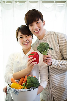 포토 JPG 라이프스타일 부부 커플 여자 남자 행복 여유 커플라이프 거실 채소 신혼부부 모션 피망 파프리카 함께함 실내 사랑 서기 미소 들기 사람 동양인 상반신 20대 성인 두명 앞모습 바구니 다정 당근 한국인 브로콜리 창가 청년만 성인만 국내포토 감정 뷰포인트 컨셉 창문 관계 뿌리채소 표정 인종 청년 내부 생활 신혼 파일형식