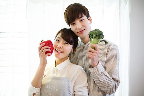 포토 JPG 라이프스타일 부부 커플 여자 남자 행복 여유 커플라이프 거실 채소 신혼부부 모션 피망 파프리카 함께함 실내 사랑 서기 미소 들기 사람 동양인 상반신 20대 성인 두명 앞모습 앞치마 다정 한국인 브로콜리 창가 청년만 성인만 국내포토 감정 뷰포인트 컨셉 창문 관계 표정 인종 청년 내부 생활 신혼 파일형식