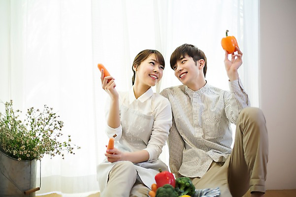 포토 JPG 라이프스타일 부부 커플 여자 남자 꽃 행복 화분 여유 커플라이프 거실 채소 신혼부부 모션 피망 파프리카 함께함 실내 사랑 미소 들기 사람 앉기 동양인 상반신 20대 성인 두명 앞모습 다정 당근 한국인 브로콜리 창가 청년만 성인만 국내포토 식물 감정 뷰포인트 컨셉 창문 관계 뿌리채소 표정 인종 청년 내부 생활 신혼 파일형식