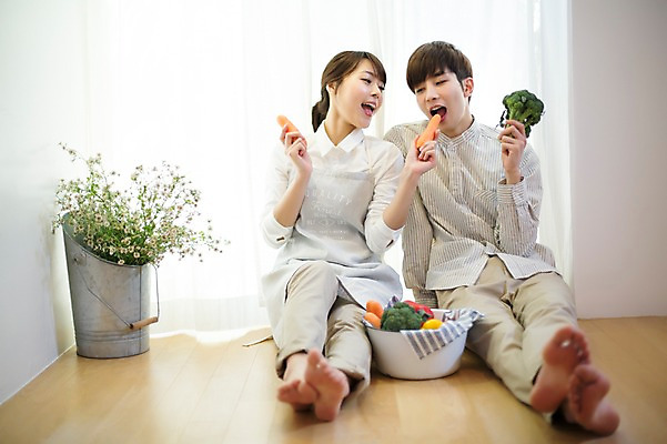 포토 JPG 전신 라이프스타일 부부 커플 여자 남자 꽃 행복 화분 여유 커플라이프 거실 채소 신혼부부 모션 피망 함께함 실내 사랑 미소 들기 사람 앉기 동양인 20대 성인 두명 앞모습 바구니 다정 당근 한국인 브로콜리 창가 청년만 성인만 국내포토 식물 감정 뷰포인트 컨셉 창문 관계 뿌리채소 표정 인종 청년 내부 생활 신혼 파일형식