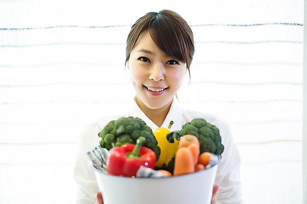 포토 JPG 우먼라이프 라이프스타일 여자 채소 모션 피망 파프리카 실내 한명 서기 미소 들기 사람 동양인 상반신 20대 성인 앞모습 바구니 당근 한국인 브로콜리 창가 청년만 청년여자만 청년여자한명만 성인여자한명만 국내포토 1 뷰포인트 창문 뿌리채소 표정 인종 청년 내부 생활 여자만 여자한명만 성인여자만 성인만 파일형식