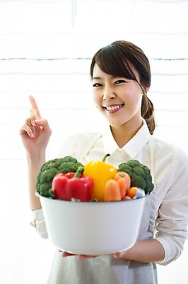 포토 JPG 우먼라이프 라이프스타일 여자 채소 모션 피망 파프리카 실내 한명 서기 미소 들기 사람 동양인 손짓 상반신 20대 성인 앞모습 바구니 당근 한국인 가리킴 브로콜리 창가 청년만 청년여자만 청년여자한명만 성인여자한명만 국내포토 1 뷰포인트 창문 뿌리채소 표정 인종 청년 내부 생활 여자만 여자한명만 성인여자만 성인만 파일형식
