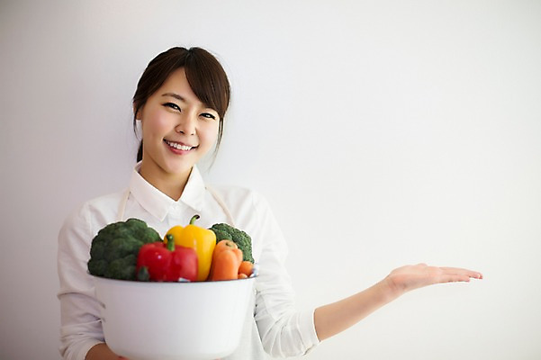 포토 JPG 우먼라이프 라이프스타일 여자 채소 모션 피망 파프리카 실내 한명 서기 미소 들기 사람 동양인 손짓 상반신 20대 성인 앞모습 바구니 당근 한국인 가리킴 브로콜리 청년만 청년여자만 청년여자한명만 성인여자한명만 국내포토 1 뷰포인트 뿌리채소 표정 인종 청년 내부 생활 여자만 여자한명만 성인여자만 성인만 파일형식