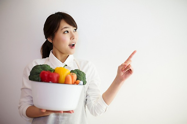 포토 JPG 우먼라이프 라이프스타일 응시 여자 채소 모션 피망 파프리카 실내 한명 서기 미소 들기 사람 동양인 손짓 상반신 20대 성인 앞모습 바구니 당근 한국인 가리킴 브로콜리 청년만 청년여자만 청년여자한명만 성인여자한명만 국내포토 1 시선 뷰포인트 뿌리채소 표정 인종 청년 내부 생활 여자만 여자한명만 성인여자만 성인만 파일형식