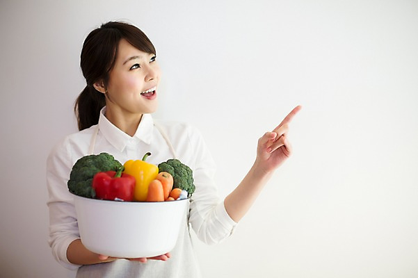 포토 JPG 우먼라이프 라이프스타일 응시 여자 채소 모션 피망 파프리카 실내 한명 서기 미소 들기 사람 동양인 손짓 상반신 20대 성인 앞모습 바구니 당근 한국인 가리킴 브로콜리 청년만 청년여자만 청년여자한명만 성인여자한명만 국내포토 1 시선 뷰포인트 뿌리채소 표정 인종 청년 내부 생활 여자만 여자한명만 성인여자만 성인만 파일형식