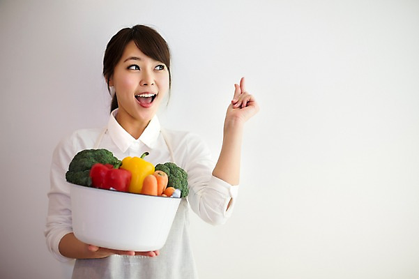 포토 JPG 우먼라이프 라이프스타일 여자 채소 모션 피망 파프리카 실내 한명 서기 미소 들기 사람 동양인 손짓 상반신 20대 성인 앞모습 바구니 당근 한국인 브로콜리 청년만 청년여자만 청년여자한명만 성인여자한명만 국내포토 1 뷰포인트 뿌리채소 표정 인종 청년 내부 생활 여자만 여자한명만 성인여자만 성인만 파일형식