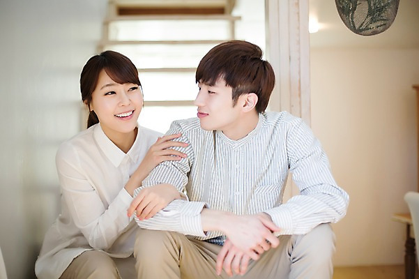 포토 JPG 라이프스타일 부부 커플 여자 남자 행복 여유 커플라이프 거실 신혼부부 모션 휴식 함께함 실내 사랑 미소 사람 앉기 동양인 상반신 20대 성인 두명 앞모습 팔짱 계단 다정 한국인 청년만 성인만 국내포토 감정 뷰포인트 컨셉 관계 표정 인종 청년 내부 생활 신혼 파일형식