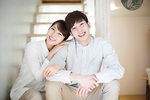 포토 JPG 라이프스타일 부부 커플 여자 남자 행복 여유 커플라이프 거실 신혼부부 모션 휴식 함께함 실내 사랑 미소 사람 앉기 동양인 상반신 20대 성인 두명 앞모습 계단 기댐 다정 한국인 청년만 성인만 국내포토 감정 뷰포인트 컨셉 관계 표정 인종 청년 내부 생활 신혼 파일형식