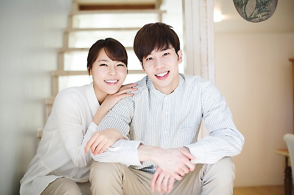 포토 JPG 라이프스타일 부부 커플 여자 남자 행복 여유 커플라이프 거실 신혼부부 모션 휴식 함께함 실내 사랑 미소 사람 앉기 동양인 상반신 20대 성인 두명 앞모습 계단 기댐 다정 한국인 청년만 성인만 국내포토 감정 뷰포인트 컨셉 관계 표정 인종 청년 내부 생활 신혼 파일형식