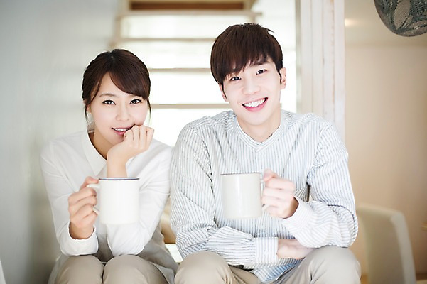 포토 JPG 라이프스타일 부부 커플 여자 남자 행복 여유 커피 커플라이프 거실 신혼부부 모션 티타임 휴식 함께함 실내 사랑 미소 들기 사람 앉기 동양인 상반신 20대 성인 두명 앞모습 컵 계단 턱괴기 다정 한국인 청년만 성인만 국내포토 식기 감정 음료 뷰포인트 컨셉 관계 표정 인종 청년 내부 생활 신혼 파일형식