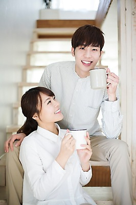 포토 JPG 라이프스타일 부부 커플 여자 남자 행복 여유 커플라이프 거실 신혼부부 모션 티타임 휴식 함께함 실내 사랑 미소 들기 사람 앉기 동양인 상반신 20대 성인 두명 앞모습 컵 계단 다정 한국인 청년만 성인만 국내포토 식기 감정 뷰포인트 컨셉 관계 표정 인종 청년 내부 생활 신혼 파일형식