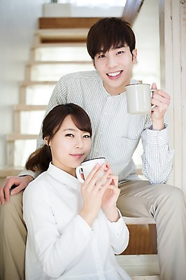 포토 JPG 라이프스타일 부부 커플 여자 남자 행복 여유 커피 커플라이프 거실 신혼부부 모션 티타임 휴식 함께함 실내 사랑 미소 들기 사람 앉기 동양인 상반신 20대 성인 두명 앞모습 컵 계단 다정 한국인 청년만 성인만 국내포토 식기 감정 음료 뷰포인트 컨셉 관계 표정 인종 청년 내부 생활 신혼 파일형식