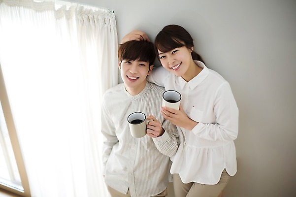 포토 JPG 라이프스타일 부부 커플 여자 남자 행복 여유 커피 벽 커플라이프 거실 신혼부부 모션 티타임 휴식 함께함 실내 사랑 서기 미소 들기 사람 동양인 상반신 20대 성인 두명 앞모습 컵 기댐 다정 한국인 창가 청년만 성인만 국내포토 식기 감정 음료 뷰포인트 컨셉 창문 관계 표정 인종 청년 내부 생활 신혼 파일형식