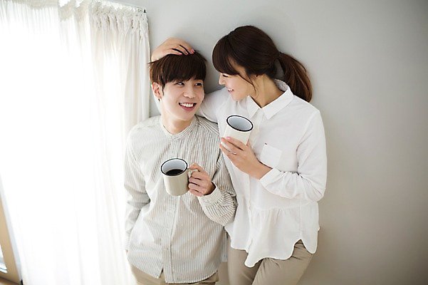 포토 JPG 라이프스타일 부부 커플 여자 남자 행복 여유 커피 벽 커플라이프 거실 신혼부부 모션 휴식 함께함 실내 사랑 서기 미소 들기 사람 동양인 상반신 20대 성인 두명 앞모습 마주보기 다정 한국인 창가 청년만 성인만 국내포토 감정 음료 뷰포인트 컨셉 창문 관계 표정 인종 청년 내부 생활 신혼 파일형식