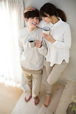 포토 JPG 전신 라이프스타일 부부 커플 여자 남자 행복 여유 커피 벽 커플라이프 거실 신혼부부 모션 휴식 함께함 실내 사랑 서기 미소 들기 사람 동양인 20대 성인 두명 앞모습 컵 계단 다정 한국인 창가 청년만 성인만 국내포토 식기 감정 음료 뷰포인트 컨셉 창문 관계 표정 인종 청년 내부 생활 신혼 파일형식