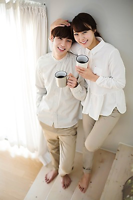 포토 JPG 전신 라이프스타일 부부 커플 여자 남자 행복 여유 커피 벽 커플라이프 거실 신혼부부 모션 휴식 함께함 실내 사랑 서기 미소 들기 사람 동양인 20대 성인 두명 앞모습 컵 계단 다정 한국인 창가 청년만 성인만 국내포토 식기 감정 음료 뷰포인트 컨셉 창문 관계 표정 인종 청년 내부 생활 신혼 파일형식