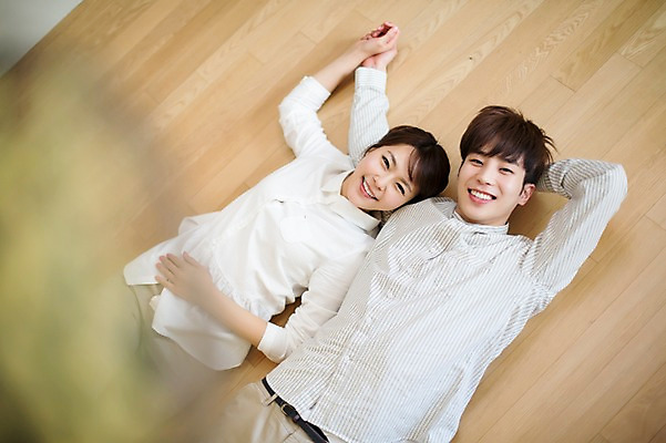 포토 JPG 라이프스타일 부부 커플 여자 남자 행복 여유 커플라이프 거실 신혼부부 모션 휴식 함께함 실내 사랑 미소 사람 동양인 손짓 상반신 20대 성인 두명 앞모습 눕기 손잡기 다정 한국인 팔베개 방바닥 청년만 성인만 국내포토 감정 뷰포인트 컨셉 관계 바닥 표정 인종 청년 내부 생활 신혼 파일형식