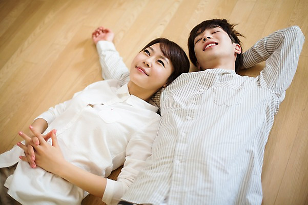 포토 JPG 라이프스타일 부부 커플 여자 남자 행복 여유 커플라이프 거실 신혼부부 모션 휴식 함께함 실내 사랑 미소 사람 동양인 손짓 상반신 20대 성인 두명 앞모습 눕기 다정 한국인 팔베개 방바닥 청년만 성인만 국내포토 감정 뷰포인트 컨셉 관계 바닥 표정 인종 청년 내부 생활 신혼 파일형식