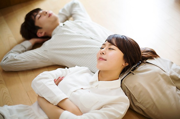 포토 JPG 라이프스타일 부부 커플 여자 남자 행복 여유 커플라이프 거실 신혼부부 모션 휴식 함께함 실내 사랑 미소 사람 동양인 상반신 20대 성인 두명 앞모습 눕기 팔짱 다정 한국인 팔베개 방바닥 청년만 성인만 국내포토 감정 뷰포인트 컨셉 관계 바닥 표정 인종 청년 내부 생활 신혼 파일형식